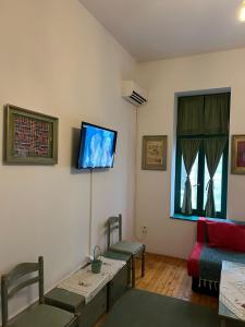 TV o dispositivi per l'intrattenimento presso Guesthouse Hurma Rooms