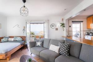 sala de estar con sofá y cocina en Sweet Home Arrifana // Beachhouse, en Praia da Arrifana