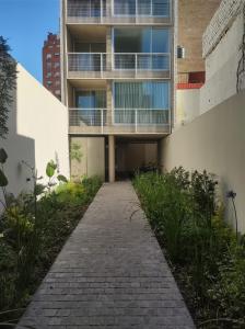 a walkway in front of an apartment building at HERMOSO DEPARTAMENTO EN EL CENTRO DE ROSARIO in Rosario