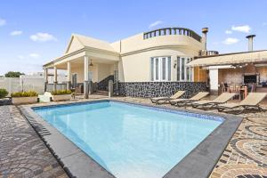 uma piscina em frente a uma casa em Villa Portugal - Villasexperience em Tahiche