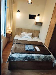 um quarto com uma cama grande num quarto em New apartment BARNABA close to Holiday Inn em Tbilisi