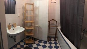 ein Bad mit einem Waschbecken, einem WC und einer Dusche in der Unterkunft Cozy appartement in Wien