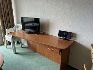 a desk with a flat screen tv on top of it at Ferienappartement K1402 für 2-4 Personen mit Ostseeblick in Brasilien