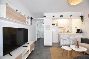 A kitchen or kitchenette at Le Studio. Único, acogedor y en el centro de Vigo. Még 4 kép