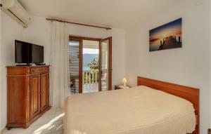 1 dormitorio con 1 cama y TV de pantalla plana en Nice Apartment In Herceg Novi With 1 Bedrooms, Wifi And Outdoor Swimming Pool en Herceg-Novi