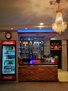 - un bar avec machine à soda et réfrigérateur dans l'établissement Hotel Highway 75, à Benighāt