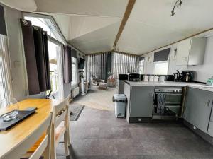 Cuina o zona de cuina de Great 6 Berth Spacious Caravan With Large Outdoor Space Ref 50056l