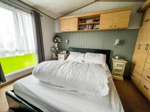 Llit o llits en una habitació de Great 6 Berth Spacious Caravan With Large Outdoor Space Ref 50056l