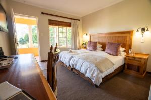 1 dormitorio con cama grande y ventana grande en Little Tuscany Boutique Hotel, en Johannesburgo