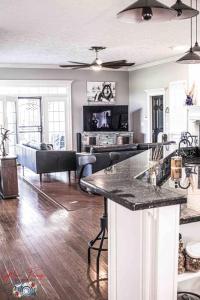 Μια τηλεόραση ή/και κέντρο ψυχαγωγίας στο Parkton Place A Destination