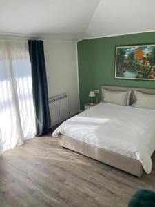 - une chambre avec un lit blanc et une grande fenêtre dans l'établissement Casa vacanze San Pietro, à Bergame