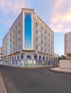 d'un hôtel avec un bâtiment dans l'établissement فندق بلينسية Balensia Hotel, à Médine