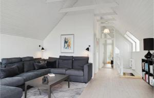 - un salon avec un canapé et une table dans l'établissement Gorgeous Home In Stubbekbing With Kitchen, à Stubbekøbing