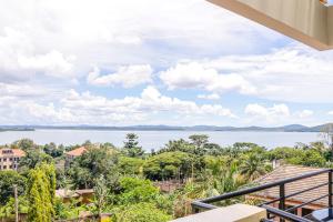vistas al agua desde el balcón de una casa en Banana Bayou, en Kampala
