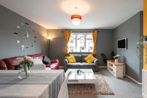 Ruang duduk di Cosy 2 BDR Flat with Free Parking close to Tower Bridge