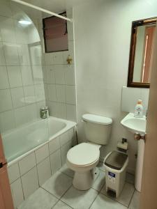 W łazience znajduje się toaleta, wanna i umywalka. w obiekcie Playa y Descanso Chic w mieście Coquimbo