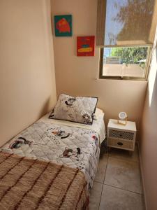 Habitación pequeña con cama y ventana en Playa y Descanso Chic en Coquimbo