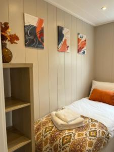 una camera con un letto e alcuni dipinti alle pareti di Patie's Hill a Penicuik