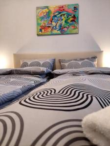 - 2 lits installés l'un à côté de l'autre dans une chambre dans l'établissement Doris' 1 Bedroom Apartment, à Sofia