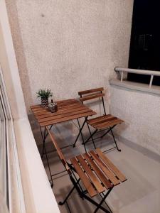 2 chaises et une table en bois ainsi qu'une table et des chaises dans l'établissement Doris' 1 Bedroom Apartment, à Sofia