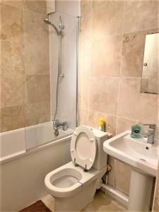 y baño con aseo, lavabo y ducha. en Smart 1 Bedroom Apartment in the City - Islington en Londres