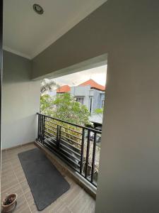 克羅柏坎的住宿－Puri Anggrek Homestay，享有建筑景致的阳台