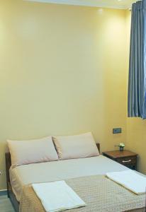 um quarto com uma cama com duas toalhas em corner House em Imsouane