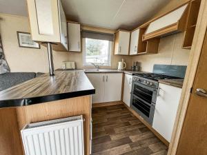 Kuchyň nebo kuchyňský kout v ubytování Lovely 8 Berth Caravan With Decking At Breydon Water Holiday Park Ref 10035rp