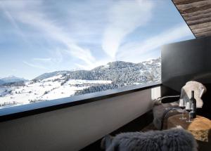 ein großes Fenster mit Blick auf einen verschneiten Berg in der Unterkunft Das Marent in Fiss
