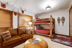 - un salon avec un canapé et des lits superposés dans l'établissement Base Camp 496, à Winter Park
