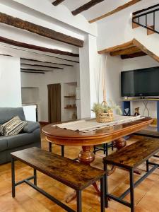 uma sala de estar com uma mesa e um sofá em Casa Rural Caballeriza em Hinojares