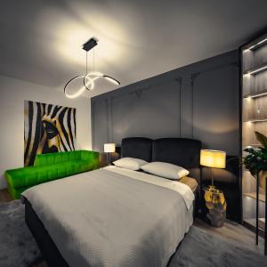 una camera con un grande letto con testiera verde di Central Luxury Home a Timişoara