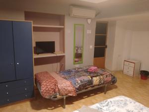 a bedroom with a bed and a tv in it at KALIFORNIA CENTRAL in Alicante