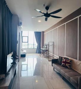 un soggiorno con divano e ventilatore a soffitto di Pleasant Amenities 11 ITCC Manhattan Suites a Donggongon