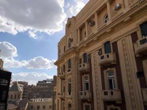 - un bâtiment avec des balcons sur le côté dans l'établissement Rhala Hostel Egypt, au Caire