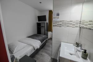 Postel nebo postele na pokoji v ubytování Hotel de France