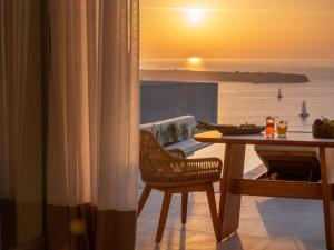 Гостиная зона в Santo Mine Oia Suites