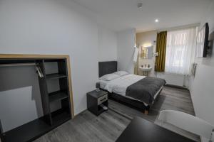 Postel nebo postele na pokoji v ubytování Hotel de France