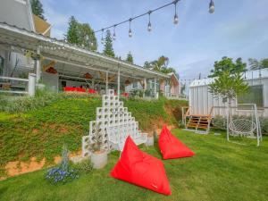 einen Garten mit weißer Struktur im Gras in der Unterkunft Serene Khaokho in Ban Khao Ya Nua