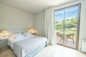 Postel nebo postele na pokoji v ubytování S'Agaró Hotel Spa & Wellness