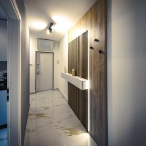 bagno con lavandino e pavimento piastrellato di Central Luxury Home a Timişoara