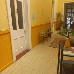 um quarto com paredes amarelas e uma porta branca em Hotel Arauco Ovalle em Ovalle