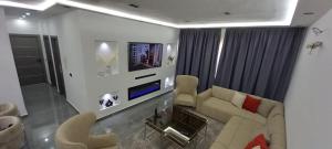 Appartement 5 etoiles agadir vue mer في أغادير: غرفة معيشة مع أريكة وتلفزيون