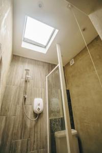 baño con ducha y aseo y ventana en The Cabin - Close to the beach - Entire Place - Raised Bed en Bournemouth