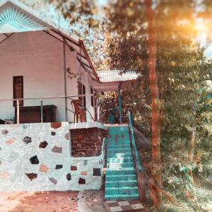 蒙納的住宿－Munnar green portico cottage，房屋前的楼梯