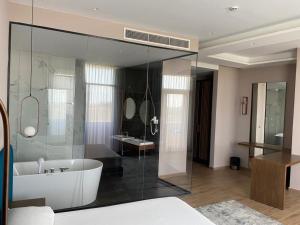baño grande con bañera y lavamanos en Bolv Hotel, en Durrës