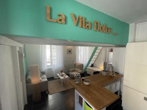 a living room with a la vida doble sign on the wall at Le cabanon de Manon in Marseille