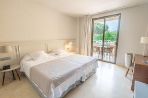 Postel nebo postele na pokoji v ubytování S'Agaró Hotel Spa & Wellness