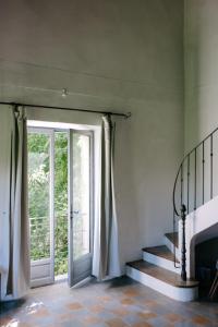 Habitación con puerta, escalera y escalera. en Charming Loft in the countryside of Althen des Paluds, en Althen-des-Paluds
