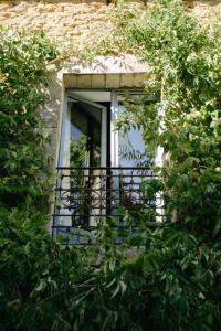 uma janela de um edifício com uma varanda em Charming Loft in the countryside of Althen des Paluds em Althen-des-Paluds